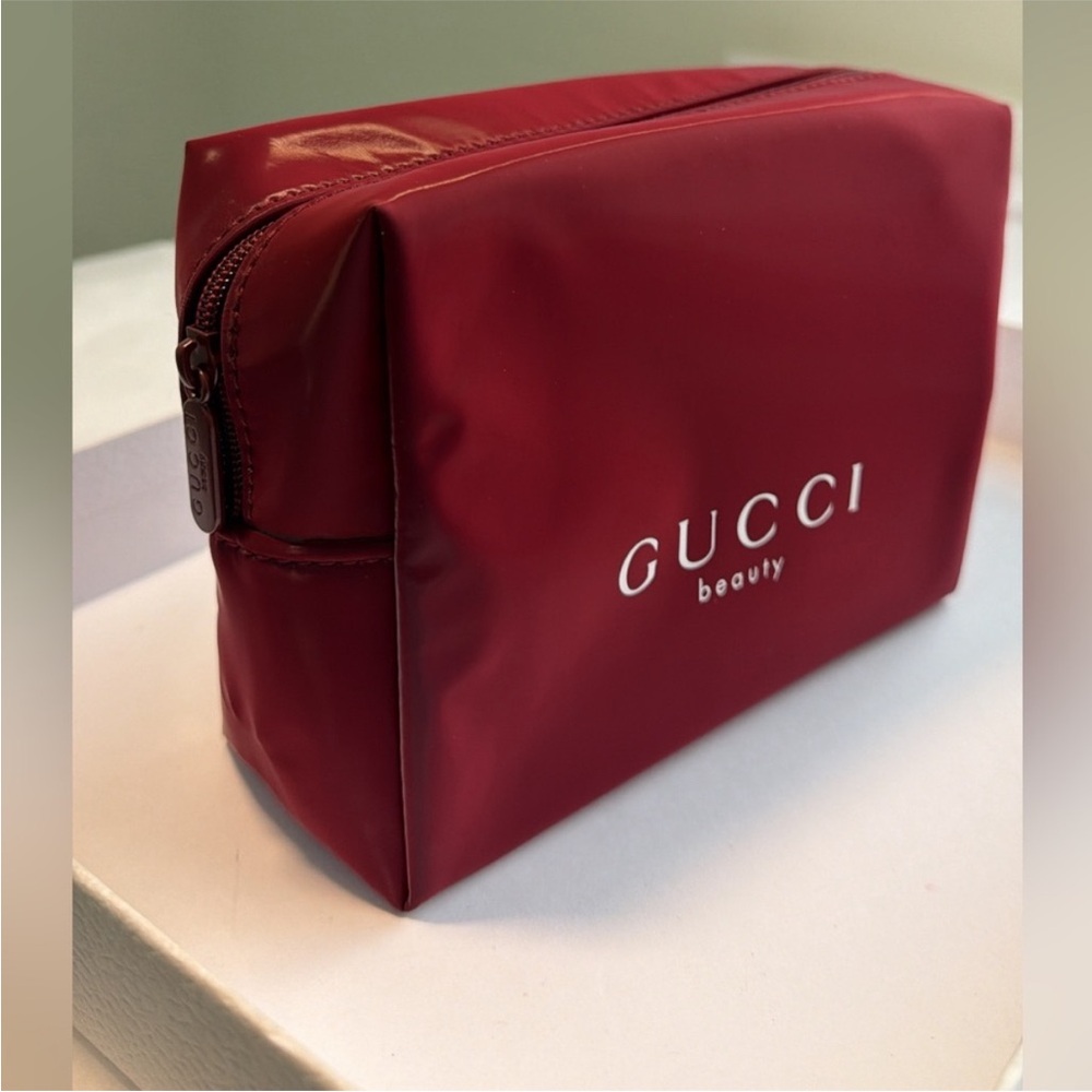 New, Gucci beauty Glossy burgundy cosmetic bag patent Zip Cosmetic Pouch